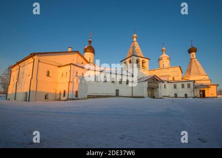 Die Tempel des Klosters Ferapontow Beloserski Bogoroditse-Roschdestvenski an einem sonnigen Dezemberabend aus der Nähe. Wologda Region, Russland Stockfoto