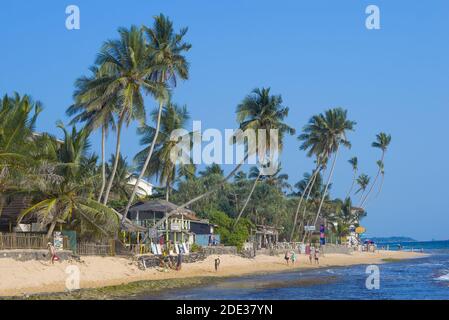 HIKKADUWA, SRI LANKA - 19. FEBRUAR 2020: An einem sonnigen Tag am Stadtstrand Stockfoto