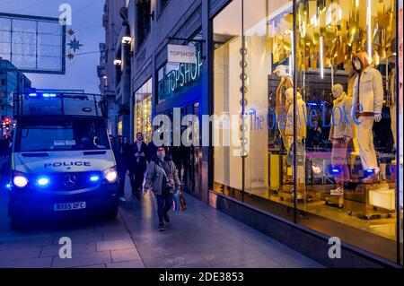 London, Großbritannien. November 2020. Die Polizei blockiert vorübergehend den Struggling Top Shop Store am Oxford Circus - der Protest von Stand Up X organisiert sich im Hyde Park und dann geht es wieder die Oxford Street hinunter. Sie stellen sich die Frage, ob die gesamte Covid-Pandemie eine Falschmeldung ist und glauben, dass die Wissenschaftler, die mit ihnen einverstanden sind, aus den Medien ausgeschlossen sind. Kredit: Guy Bell/Alamy Live Nachrichten Stockfoto