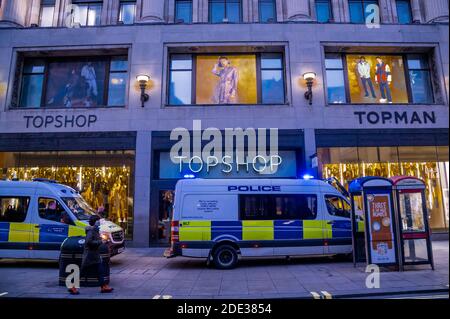 London, Großbritannien. November 2020. Die Polizei blockiert vorübergehend den Struggling Top Shop Store am Oxford Circus - der Protest von Stand Up X organisiert sich im Hyde Park und dann geht es wieder die Oxford Street hinunter. Sie stellen sich die Frage, ob die gesamte Covid-Pandemie eine Falschmeldung ist und glauben, dass die Wissenschaftler, die mit ihnen einverstanden sind, aus den Medien ausgeschlossen sind. Kredit: Guy Bell/Alamy Live Nachrichten Stockfoto
