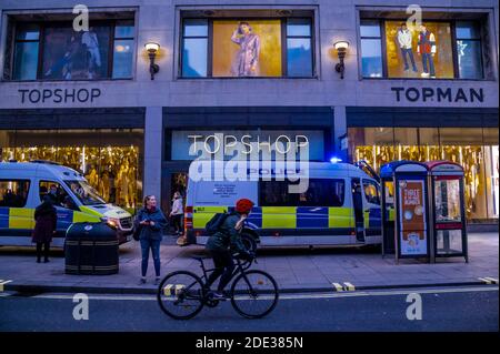 London, Großbritannien. November 2020. Die Polizei blockiert vorübergehend den Struggling Top Shop Store am Oxford Circus - der Protest von Stand Up X organisiert sich im Hyde Park und dann geht es wieder die Oxford Street hinunter. Sie stellen sich die Frage, ob die gesamte Covid-Pandemie eine Falschmeldung ist und glauben, dass die Wissenschaftler, die mit ihnen einverstanden sind, aus den Medien ausgeschlossen sind. Kredit: Guy Bell/Alamy Live Nachrichten Stockfoto