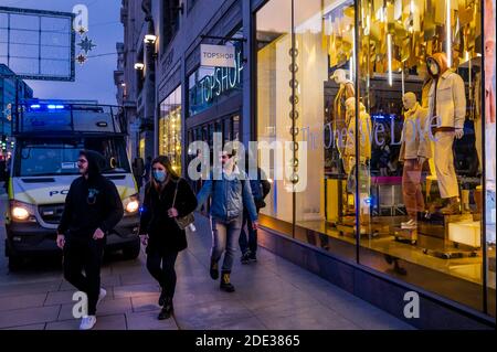 London, Großbritannien. November 2020. Die Polizei blockiert vorübergehend den Struggling Top Shop Store am Oxford Circus - der Protest von Stand Up X organisiert sich im Hyde Park und dann geht es wieder die Oxford Street hinunter. Sie stellen sich die Frage, ob die gesamte Covid-Pandemie eine Falschmeldung ist und glauben, dass die Wissenschaftler, die mit ihnen einverstanden sind, aus den Medien ausgeschlossen sind. Kredit: Guy Bell/Alamy Live Nachrichten Stockfoto