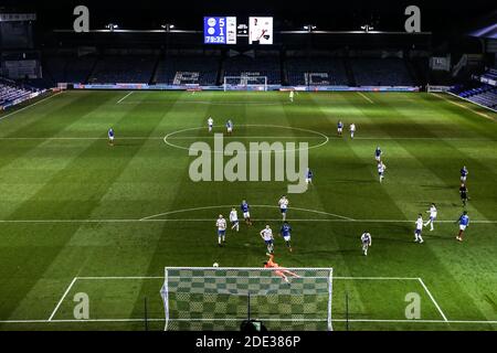 Jordy Hiwula-Mayifuila von Portsmouth erzielt im zweiten Spielrunde des FA Cup in Fratton Park, Portsmouth, das sechste Tor seiner Spielmannschaft. Stockfoto