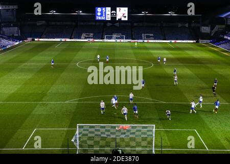 Jordy Hiwula-Mayifuila von Portsmouth erzielt im zweiten Spielrunde des FA Cup in Fratton Park, Portsmouth, das sechste Tor seiner Spielmannschaft. Stockfoto