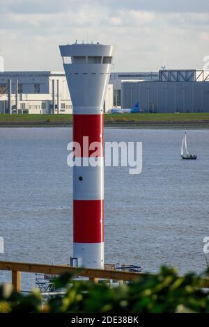 Airbus, Leuchtturm Unterfeuer, Elbe in Hamburg Blankenese, Deutschland, Europa Stockfoto