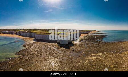 Drohne Luftaufnahme des Strandes und der weißen Klippen an sonnigen Tagen, Margate, England, Großbritannien Stockfoto