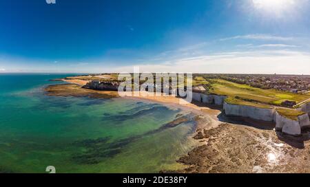 Drohne Luftaufnahme des Strandes und der weißen Klippen an sonnigen Tagen, Margate, England, Großbritannien Stockfoto