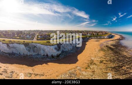 Drohne Luftaufnahme des Strandes und der weißen Klippen an sonnigen Tagen, Margate, England, Großbritannien Stockfoto