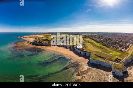 Drohne Luftaufnahme des Strandes und der weißen Klippen an sonnigen Tagen, Margate, England, Großbritannien Stockfoto