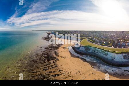 Drohne Luftaufnahme des Strandes und der weißen Klippen an sonnigen Tagen, Margate, England, Großbritannien Stockfoto