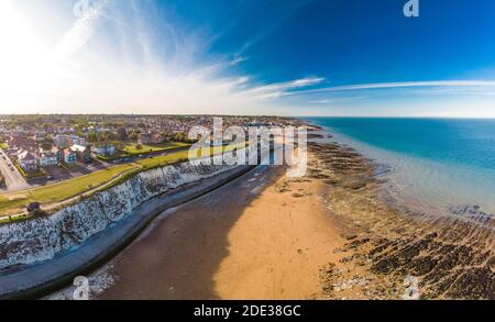 Drohne Luftaufnahme des Strandes und der weißen Klippen an sonnigen Tagen, Margate, England, Großbritannien Stockfoto