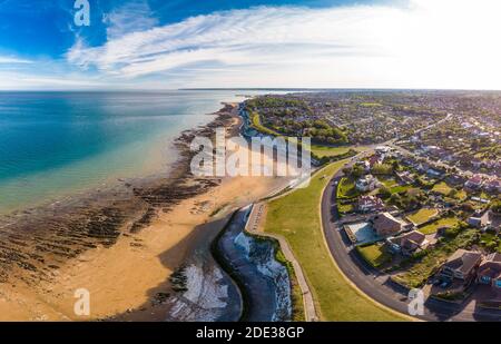 Drohne Luftaufnahme des Strandes und der weißen Klippen an sonnigen Tagen, Margate, England, Großbritannien Stockfoto