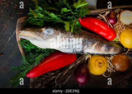 Makrelen-Eisfisch mit Zutaten zum Kochen in einer Holzschüssel Stockfoto