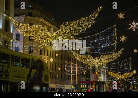 London Großbritannien 28. November 2020 große Menschenmengen kommen nach London Um die wunderbaren Weihnachtslichter und das wunderbare Fortum zu genießen Und Mason Store dekoriert wie ein Adventskalender.Paul Quezada-Neiman/Alamy Live Nachrichten Stockfoto