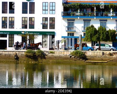 Riverside Szene in Sevilla, Andelusia, Spanien 2007. Pferdetaxis und eine Zweigstelle von Credito Agricola. Stockfoto