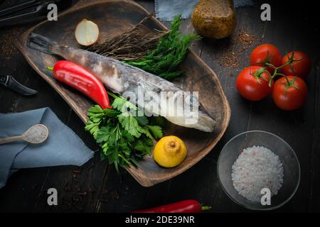 Makrelen-Eisfisch mit Zutaten zum Kochen in einer Holzschüssel Stockfoto