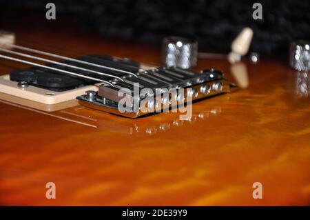 Gesteppte Ahornkirsche auf Mahagoni Palisander E-Gitarre, Kirsche Burst E-Gitarre glühend im Gehäuse. Stockfoto