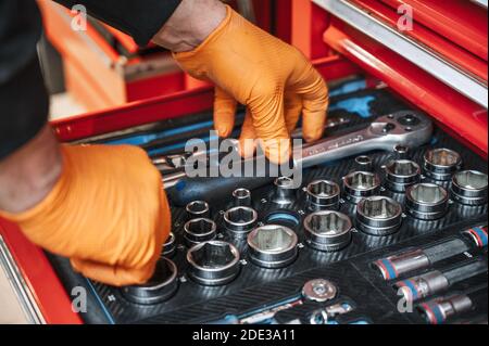 Ein Satz von Werkzeugen für die Reparatur im Autoservice - Mechaniker Hände, Nahaufnahme. Hochwertige Fotos Stockfoto