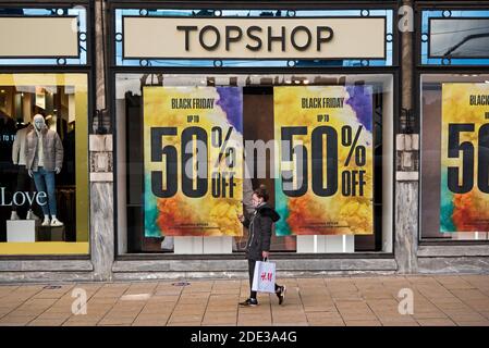 Black Friday Anzeigen im Fenster von Topshop, Teil von Sir Philip Green's Retail-Imperium Arcadia, jetzt in der Verwaltung. Princes Street, Edinburgh. Stockfoto