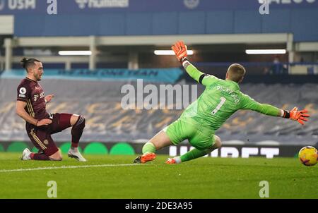 Jack Harrison von Leeds United versucht beim Premier League-Spiel im Goodison Park, Liverpool, einen Torschuss. Stockfoto