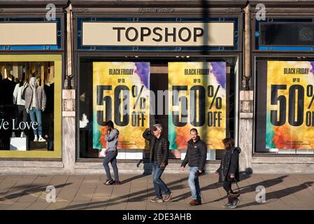 Black Friday Anzeigen im Fenster von Topshop, Teil von Sir Philip Green's Retail-Imperium Arcadia, jetzt in der Verwaltung. Princes Street, Edinburgh. Stockfoto
