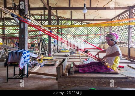 Yakan Weberei und Tuch im Yakan Weaving House in Basilan, Philippinen Stockfoto