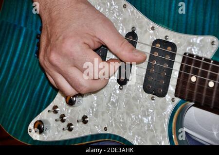 Drop Top Classic Bora Bora Blue E-Gitarre Details auf dem Ton-Regler und Pickups auf der Oberseite befindet. Stockfoto