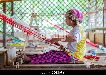 Yakan Weberei und Tuch im Yakan Weaving House in Basilan, Philippinen Stockfoto