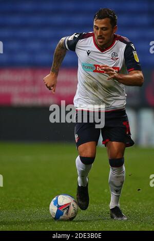 BOLTON, ENGLAND. 28. NOVEMBER Boltons Antoni Sarcevic lädt sich während des Sky Bet League 2 Spiels zwischen Bolton Wanderers und Southend United am Samstag, 28. November 2020, im Reebok Stadium in Bolton vor. (Kredit: Chris Donnelly, MI News) Kredit: MI Nachrichten & Sport /Alamy Live Nachrichten Stockfoto