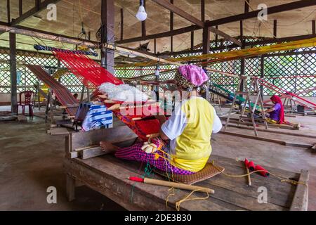 Yakan Weberei und Tuch im Yakan Weaving House in Basilan, Philippinen Stockfoto