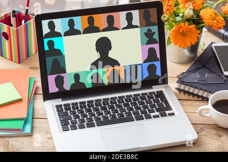 Videokonferenz, Online-Geschäftstreffen, Schule, Arbeitsstudie von zu Hause, Coronavirus COVID19 Pandemie. Gruppe von Menschen auf einem Laptop-Bildschirm auf offi Stockfoto