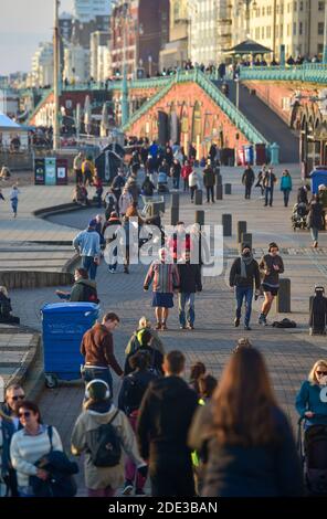 Brighton UK 28. November 2020 - Gedränge Genießen Sie den Sonnenuntergang am späten Nachmittag und das sternenhafte Murmeln am Strand von Brighton und am Meer, während ein schöner warmer Herbsttag an der Südküste zu Ende geht : Credit Simon Dack / Alamy Live News Stockfoto