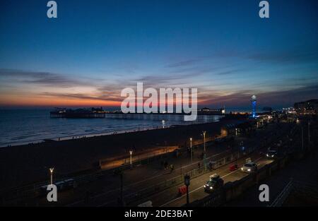 Brighton UK 28. November 2020 - die Massen genießen den Sonnenuntergang am Strand von Brighton und am Meer, während ein schöner warmer Herbsttag an der Südküste zu Ende geht : Credit Simon Dack / Alamy Live News Stockfoto