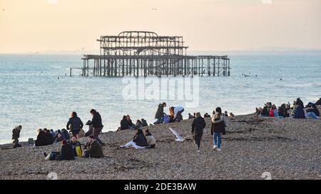 Brighton UK 28. November 2020 - Gedränge Genießen Sie den Sonnenuntergang am späten Nachmittag und das sternenhafte Murmeln am Strand von Brighton und am Meer, während ein schöner warmer Herbsttag an der Südküste zu Ende geht : Credit Simon Dack / Alamy Live News Stockfoto