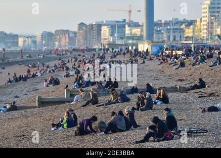 Brighton UK 28. November 2020 - Gedränge Genießen Sie den Sonnenuntergang am späten Nachmittag und das sternenhafte Murmeln am Strand von Brighton und am Meer, während ein schöner warmer Herbsttag an der Südküste zu Ende geht : Credit Simon Dack / Alamy Live News Stockfoto