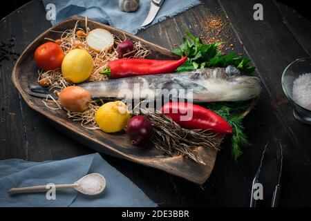 Makrelen-Eisfisch mit Zutaten zum Kochen in einer Holzschüssel Stockfoto