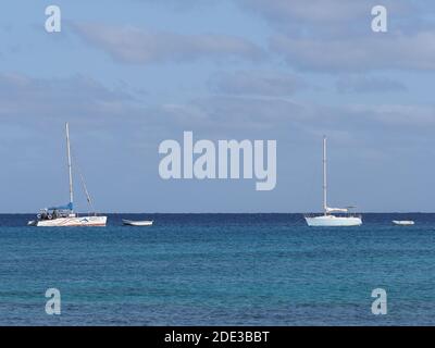 Weiße Yachten auf den Gewässern des Atlantischen Ozeans auf der Insel Sal In Kap Verde Stockfoto