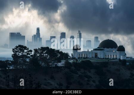 Nebliger Blick am frühen Morgen auf die Innenstadt von Los Angeles und das Griffith Park Observatory in Südkalifornien. Stockfoto