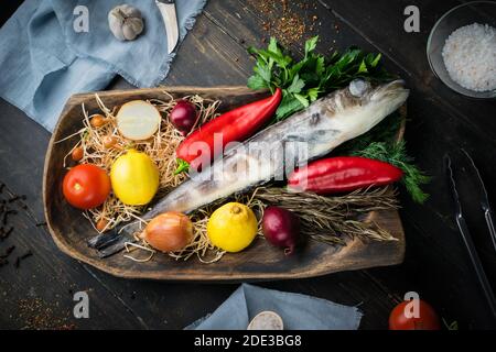 Makrelen-Eisfisch mit Zutaten zum Kochen in einer Holzschüssel Stockfoto