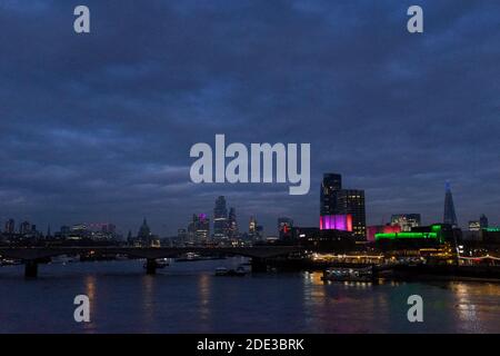 Die Themse bei Nacht, aufgenommen von der Golden Jubilee Bridge, London, Großbritannien Stockfoto