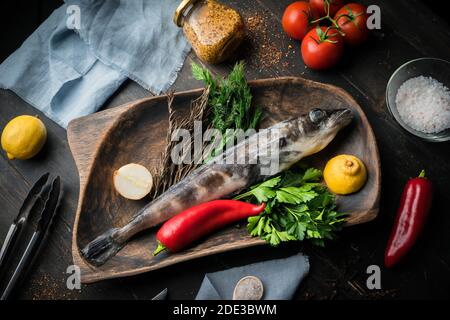 Makrelen-Eisfisch mit Zutaten zum Kochen in einer Holzschüssel Stockfoto