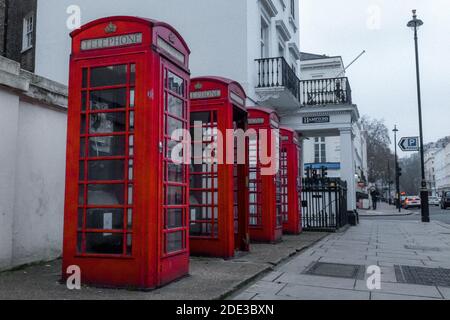 Vier rote Telefonzellen an der Belgrave Road zwischen Warwick Way und Warwick Square, Westminster, London, Großbritannien Stockfoto