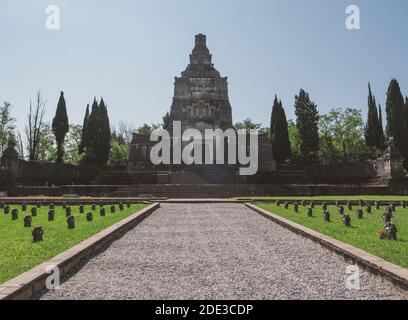 Pyramidenkapelle der Familie Crespi auf dem Friedhof von Crespi d'Adda, einem historischen Arbeiterdorf. UNESCO-Weltkulturerbe.Capriate San Gervasio, Berga Stockfoto