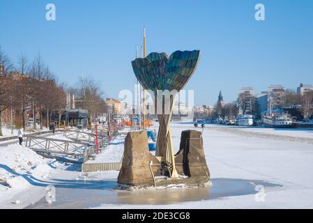 TURKU, FINNLAND - 23. FEBRUAR 2018: Brunnen 'Harmonie' an einem frostigen Februartag Stockfoto