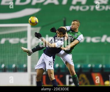 Easter Road Stadium.Edinburgh. Schottland.UK 28. November-20 Betfred Cup Spiel. Hibernian gegen Dundee. Hibs vs Dundee. Hibs Ryan Porteous tussle with Dundee's Osman Sow (21) Credit: eric mccowat/Alamy Live News Stockfoto