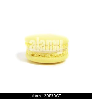 Ein schmackhafter französischer gelber Macaron isoliert auf weißem Hintergrund. Bunte Makronen. Vorderansicht. Stockfoto