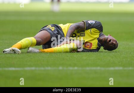 Doha, Katar. November 2020. Anderson Talisca von Guangzhou Evergrande FC wird bei einem Gruppenfußballspiel der AFC Champions League in Doha, Katar, am 28. November 2020 verletzt. Quelle: Nikku/Xinhua/Alamy Live News Stockfoto