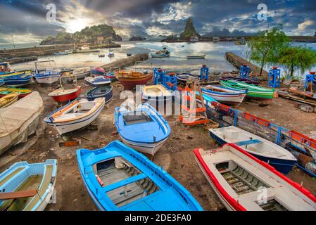 ACI Trezza mit Zyklopen-Inseln Stockfoto