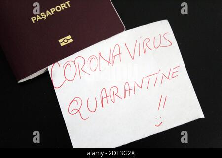 Coronavirus und Reisekonzept. Beachten Sie COVID-19 Coronavirus und rumänischen Pass. Neuer Ausbruch des Corona-Virus. Epidemie in Rumänien. Grenzkontrolle und Stockfoto