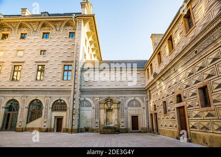 Prag, Tschechische republik - 19. September 2020. Hradcanske namesti Platz ohne Menschen während der Reise Einschränkungen - Gebäude des Schwarzenberg Palace Stockfoto